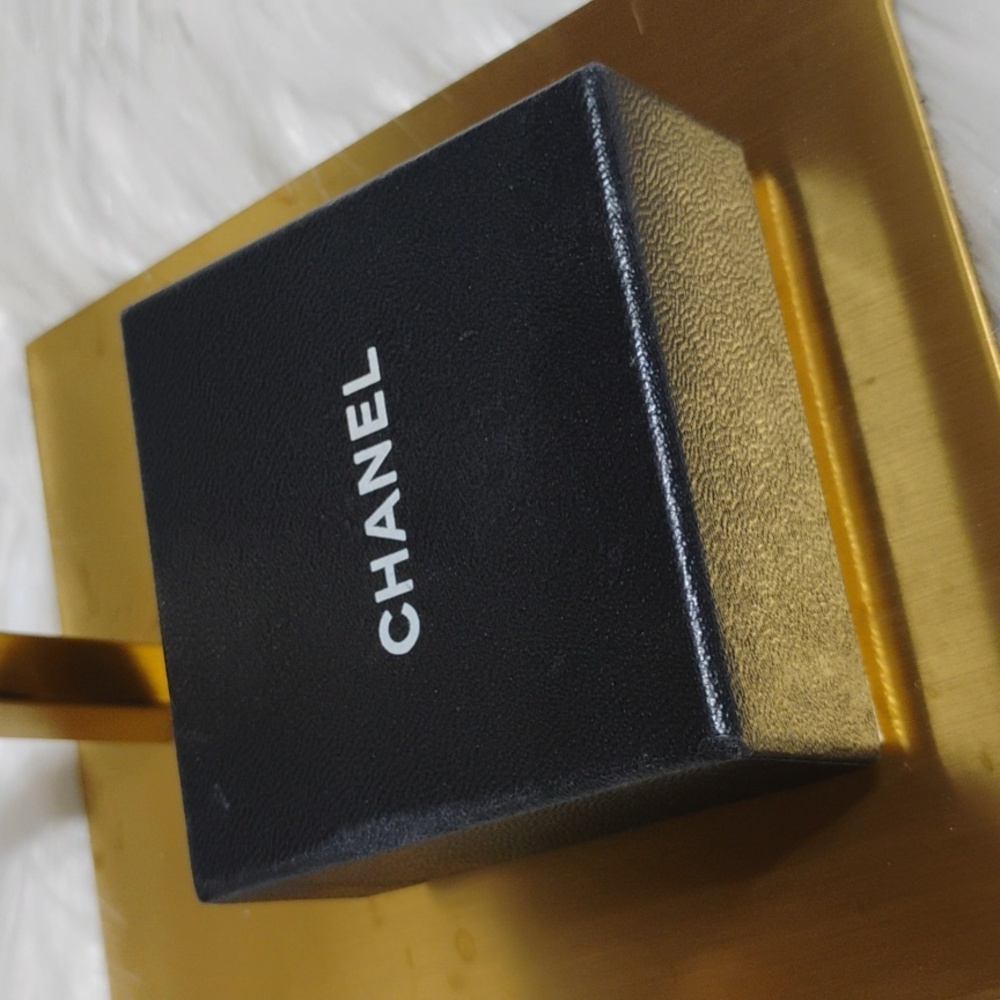 SALE! Authentic Chanel 1994 CC Coco Mark Oval Gold Plated Clip-On Earrings W Box - Picture 16 of 16
